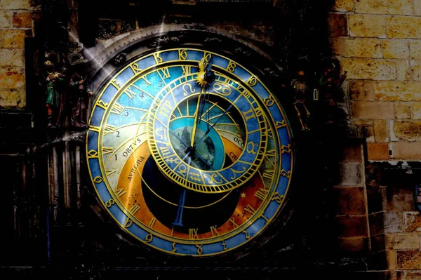 布拉格编钟或老鹰时钟 Prazsky Orloj 也捷克 Staromestsky Orloj 以夜星作用 中世纪钟楼 安装在旧市政厅塔的南墙上 — 图库照片