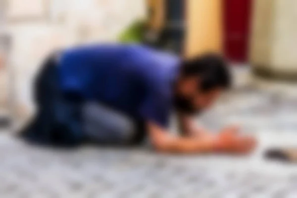 Homályos Tekintettel Hajléktalan Koldulás Európai Óvárosi Rész Jellegzetes Póz Térdelve — Stock Fotó
