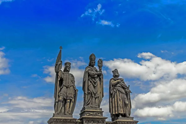 查理大桥雕塑 三个人物的雕像 圣诺伯特 圣瓦茨拉夫和圣西吉斯蒙德 布拉格捷克共和国 — 图库照片