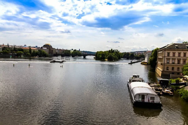 Panoramisch Uitzicht Rivier Vltava Van Karelsbrug Praag Een Mooie Zomerdag — Stockfoto