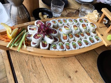 Suşi karides, avokado, ton balığı, somon balığı. Suşi menüsü. Japon yemeği..