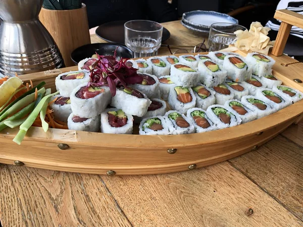 Suşi karides, avokado, ton balığı, somon balığı. Suşi menüsü. Japon yemeği.. — Stok fotoğraf