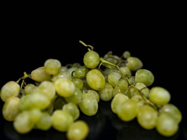 Siyah arka planda tatlı yeşil üzümler