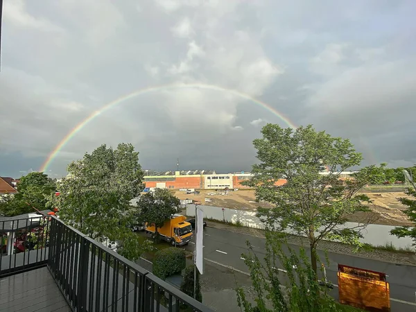 Uitzicht Vanaf Het Balkon Van Een Kleurrijke Regenboog Stad — Stockfoto