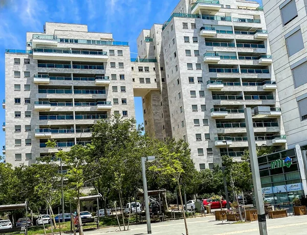Tel Aviv Israel Mai 2020 Modernes Mehrfamilienhaus Auf Wunderschönem Himmelshintergrund — Stockfoto