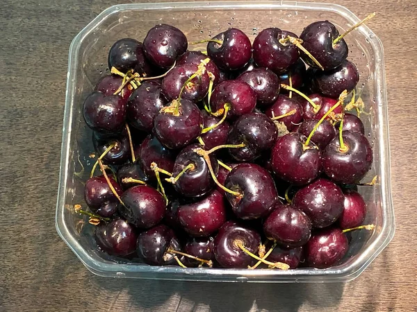 Cerises Rouges Foncées Fraîches Fond Boîte Plastique — Photo