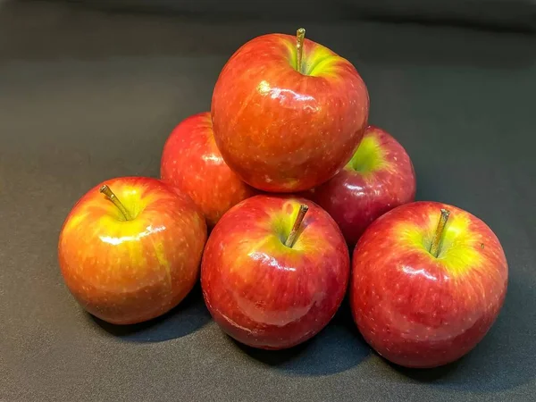 Frische Rote Äpfel Isoliert Auf Dunklem Hintergrund — Stockfoto