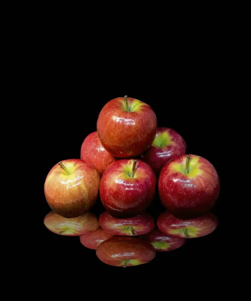 Güzel Bir Yansımayla Siyah Arkaplanda Izole Edilmiş Taze Kırmızı Elmalar — Stok fotoğraf