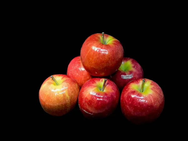 Pommes Rouges Fraîches Isolées Sur Fond Noir — Photo