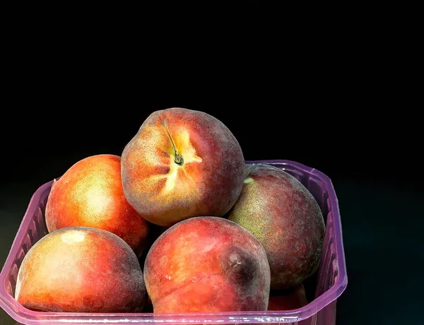 Cerejas Vermelhas Frescas Caixa Plástico Isoladas Sobre Fundo Preto — Fotografia de Stock