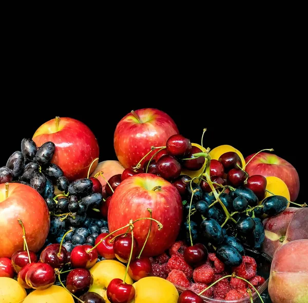 Frutas Fundo Preto Pêssegos Maçãs Damascos Uvas Azuis Escuras Cerejas — Fotografia de Stock