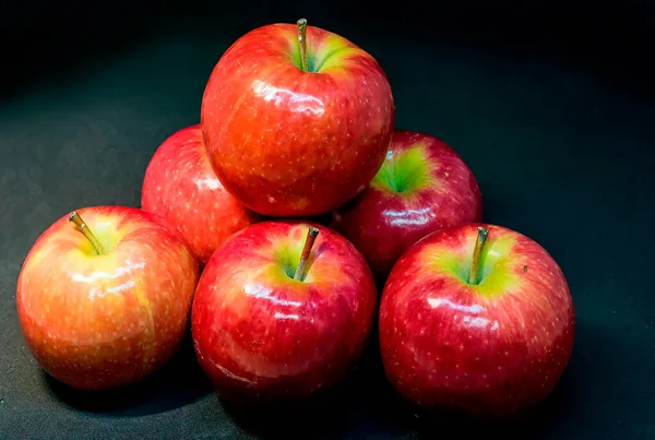 Koyu Arkaplanda Izole Edilmiş Taze Kırmızı Elmalar — Stok fotoğraf