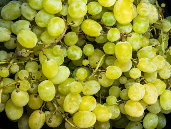 Zoete Groene Druiven Een Zwarte Achtergrond — Stockfoto