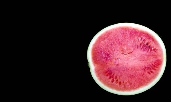 Die Hälfte Der Reifen Frischen Saftigen Wassermelone Auf Schwarzem Hintergrund — Stockfoto