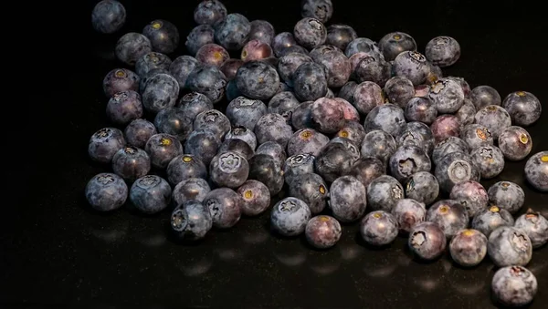 蓝莓散布在黑暗的背景下 — 图库照片