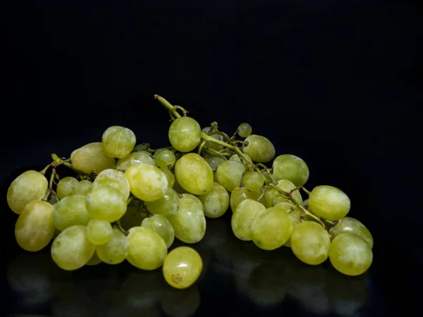 Zoete Groene Druiven Een Zwarte Achtergrond — Stockfoto