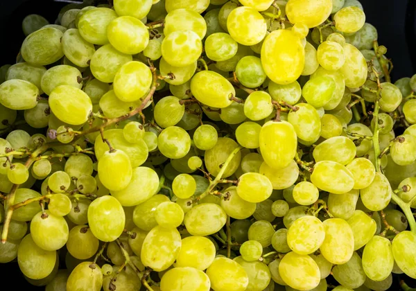 Słodkie Zielone Winogrona Czarnym Tle — Zdjęcie stockowe