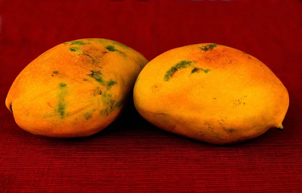 Mangó Gyümölcs Piros Szalvétán Asztalon — Stock Fotó