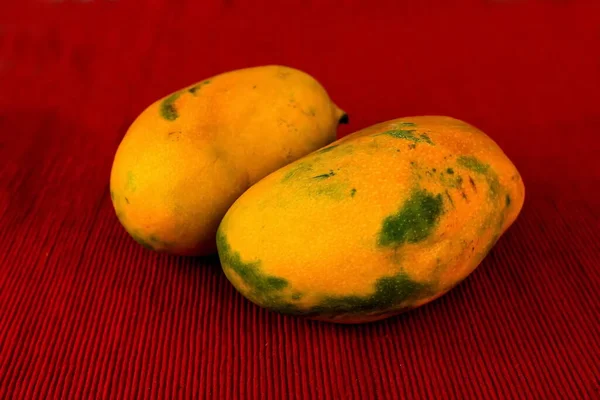 Mangó Gyümölcs Piros Szalvétán Asztalon — Stock Fotó