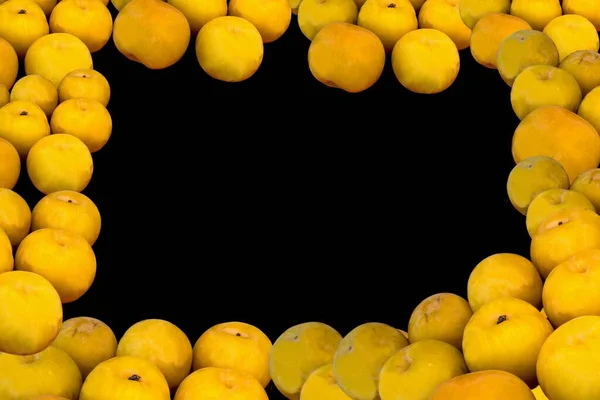 黑色背景的成熟新鲜多汁的大黄色李子架 — 图库照片