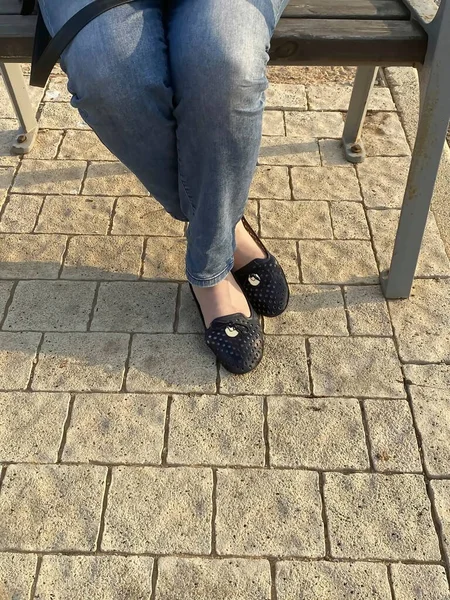 Woman Legs Blue Jeans Black Pumps Shoes Heel — Stock Photo, Image