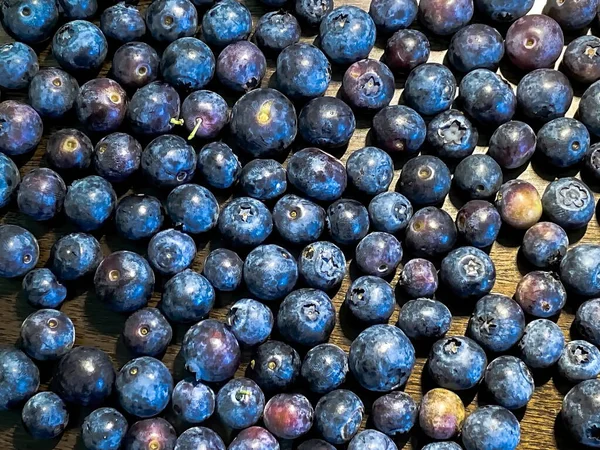 Mirtilos Espalhados Uma Mesa Madeira Marrom — Fotografia de Stock