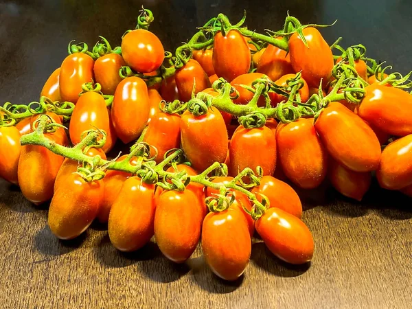 Oblong Cherry Tomatoes Vine Brown Dark Wooden Table — Stock Photo, Image