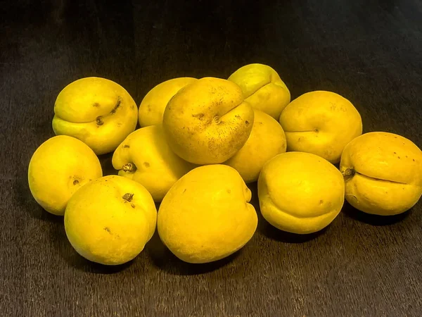 深褐色木桌上的黄色杏仁 — 图库照片