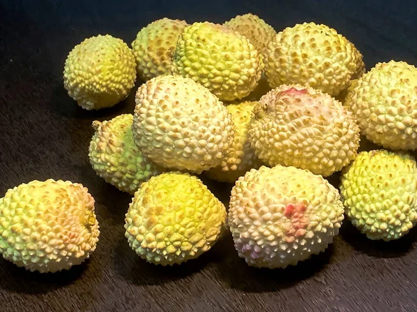Μοσχοκάρυδο Μικρό Στρογγυλό Φρούτο Γλυκιά Λευκή Αρωματική Σάρκα Μεγάλη Κεντρική — Φωτογραφία Αρχείου