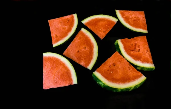 Plátky Červeného Zralého Sladkého Melounu Černém Pozadí Detailní Záběr Selektivní — Stock fotografie