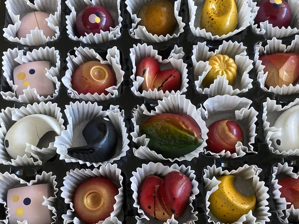 クラフト紙の背景に着色されたチョコレートの箱 お祝いの食べ物 甘いロマンチックな贈り物 — ストック写真