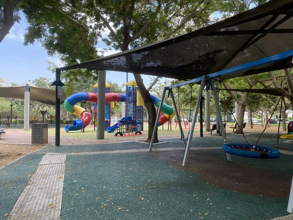 Küçük parkta çocuk oyun alanı ve spor kompleksi