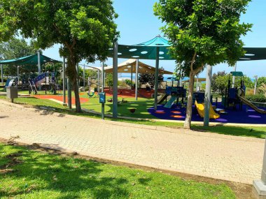 Küçük parkta çocuk oyun alanı ve spor kompleksi