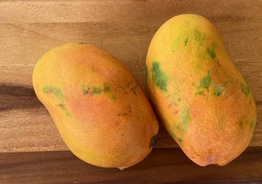 Tahtadaki mango meyvesi.