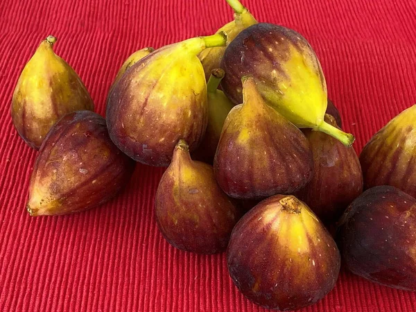 Fichi Freschi Panno Rosso Nepkin Sul Tavolo — Foto Stock