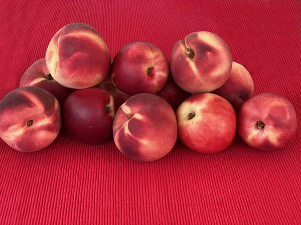 Αναμίξτε Φρούτα Φρέσκα Κόκκινα Ροδάκινα Και Νεκταρίνια Χαρτοπετσέτα Κόκκινο Πανί — Φωτογραφία Αρχείου