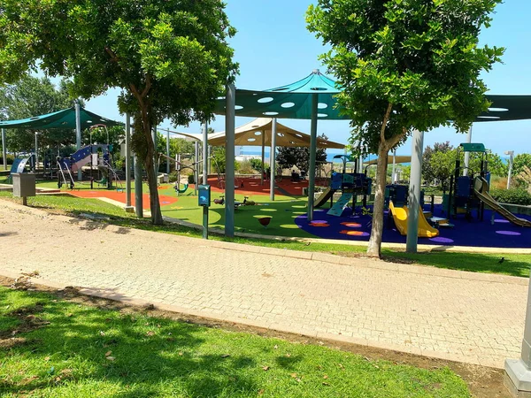 小さな公園で子供の遊び場やスポーツ複合体 — ストック写真
