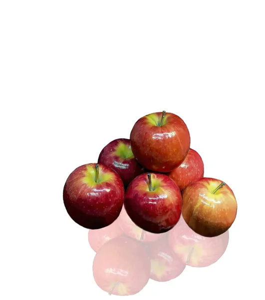 Świeże Czerwone Jabłka Pięknym Odbiciem Białym Tle — Zdjęcie stockowe