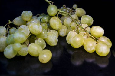 Siyah arka planda tatlı yeşil üzümler