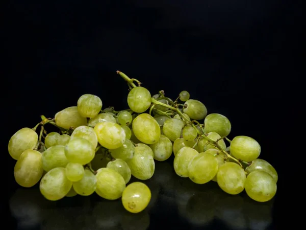 Zoete Groene Druiven Een Zwarte Achtergrond — Stockfoto