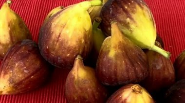 Masadaki kırmızı bez üzerinde taze incir.