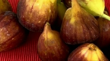 Masadaki kırmızı bez üzerinde taze incir.