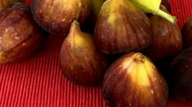 Masadaki kırmızı bez üzerinde taze incir.