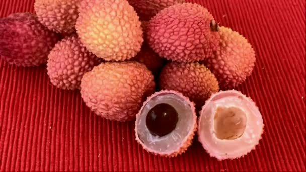 Lychee Pequena Fruta Arredondada Com Carne Perfumada Branca Doce Uma — Vídeo de Stock