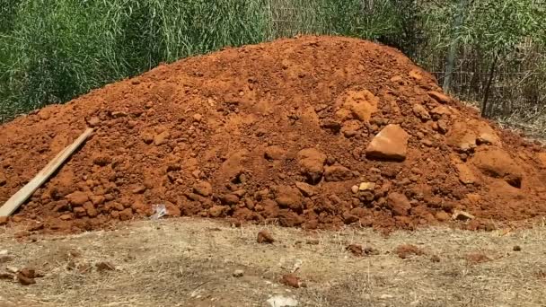 Berg Stapel Rode Aarde Groene Bush Achtergrond — Stockvideo