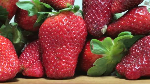 Schöne Süße Reife Rote Erdbeeren Rote Sommerbeeren Nahaufnahme Gesunde Beerenernährung — Stockvideo