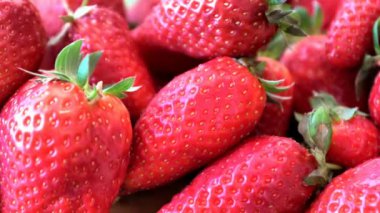 Güzel Tatlı Olgun Kırmızı Çilekler, Kırmızı Yaz Böğürtlenleri, Yakın plan, Sağlıklı Meyve Diyeti. Taze toplanmış çilek arka planı. UHD, 4K