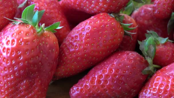 美丽的甜红莓 特写镜头 健康的浆果饮食 新鲜收获的草莓背景 Uhd — 图库视频影像