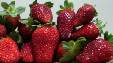 Güzel Tatlı Olgun Kırmızı Çilekler, Kırmızı Yaz Böğürtlenleri, Yakın plan, Sağlıklı Meyve Diyeti. Taze toplanmış çilek arka planı. UHD, 4K