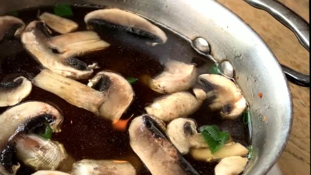 Sopa Japonesa Caliente Con Champiñones Fideos Tofu Una Sartén Metal — Vídeos de Stock